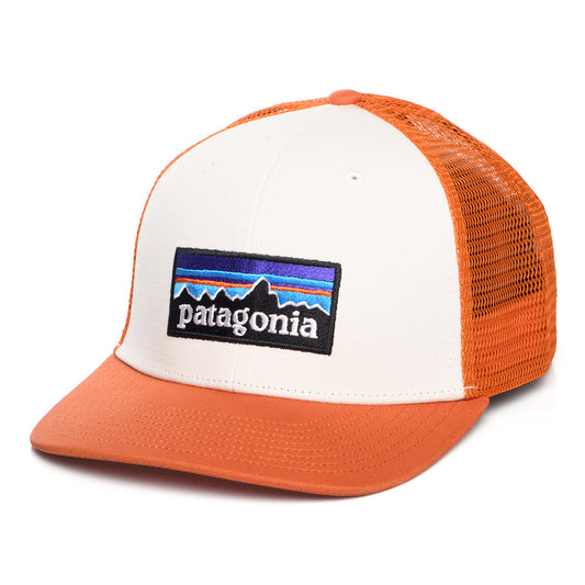 Patagonia P-6 Logo Trucker Cap aus organischer Baumwolle - Weiß-Rostrot