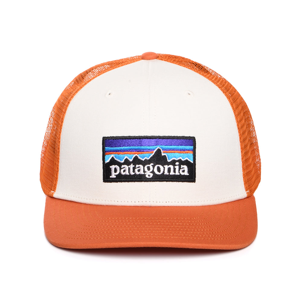 Patagonia P-6 Logo Trucker Cap aus organischer Baumwolle - Weiß-Rostrot