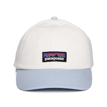 Patagonia P-6 Label Trad Baseball Cap aus organischer Baumwolle - Cremeweiß-Hellblau